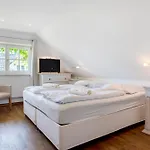 5 Sterne Reetdachhaus Wildroeschen * Zirkow