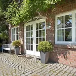 5 Sterne Reetdachhaus Wildroeschen * Zirkow