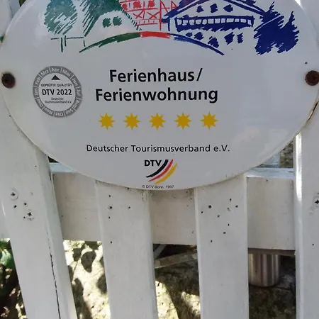 5 Sterne Reetdachhaus Wildroeschen * 지르코우