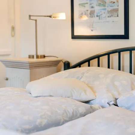 5 Sterne Reetdachhaus Wildroeschen * 지르코우