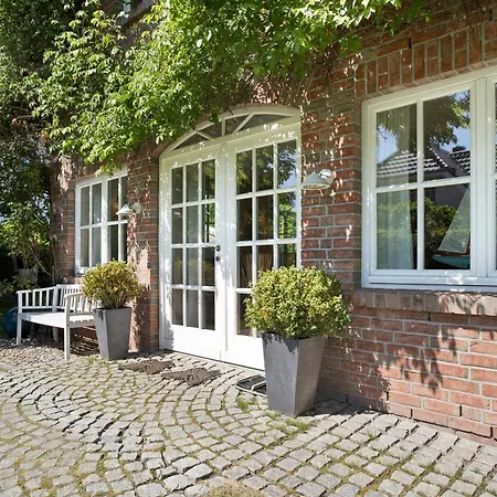 5 Sterne Reetdachhaus Wildroeschen * Zirkow