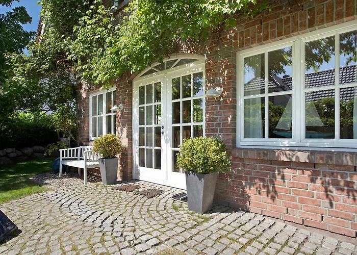 5 Sterne Reetdachhaus Wildroeschen Дом отдыха *