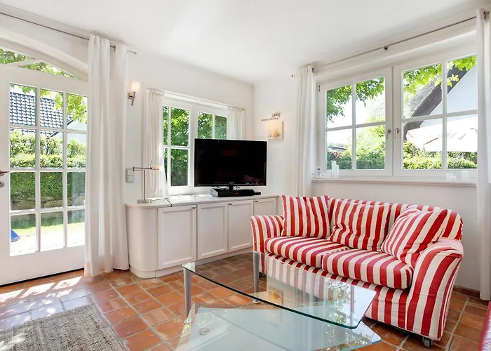 5 Sterne Reetdachhaus Wildroeschen * Zirkow